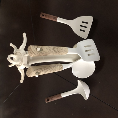 2pcs Conjunto de giradores / cuchara de sopa utensilios de cocina herramientas de nylon resistentes al calor para cocinar