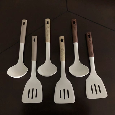 Impresión de seda o logotipo con grabado lujoso mango de madera Set de utensilios de cocina gris