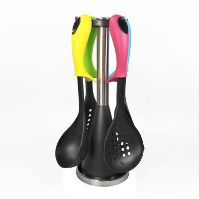 Conjunto de utensilios de cocina de nylon compactos y sostenibles para una experiencia de cocina ecológica
