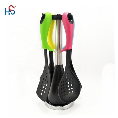 Conjunto de utensilios de cocina de nylon compactos y sostenibles para una experiencia de cocina ecológica