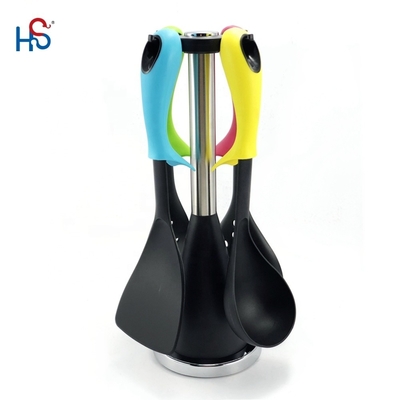 Conjunto de utensilios de cocina de nylon compactos y sostenibles para una experiencia de cocina ecológica