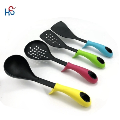 Conjunto de utensilios de cocina de nylon compactos y sostenibles para una experiencia de cocina ecológica