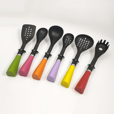 utensilios de cocina antiadherentes con manijas coloridas de nylon66 y logotipo de impresión de seda